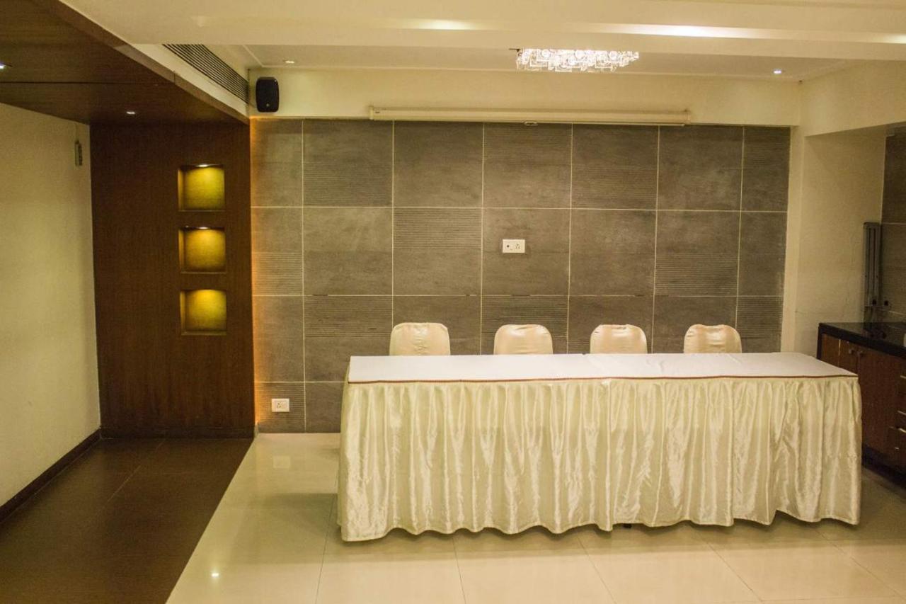 Hotel Corporate Navi Mumbai Bagian luar foto