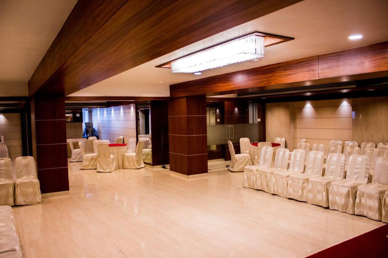 Hotel Corporate Navi Mumbai Bagian luar foto